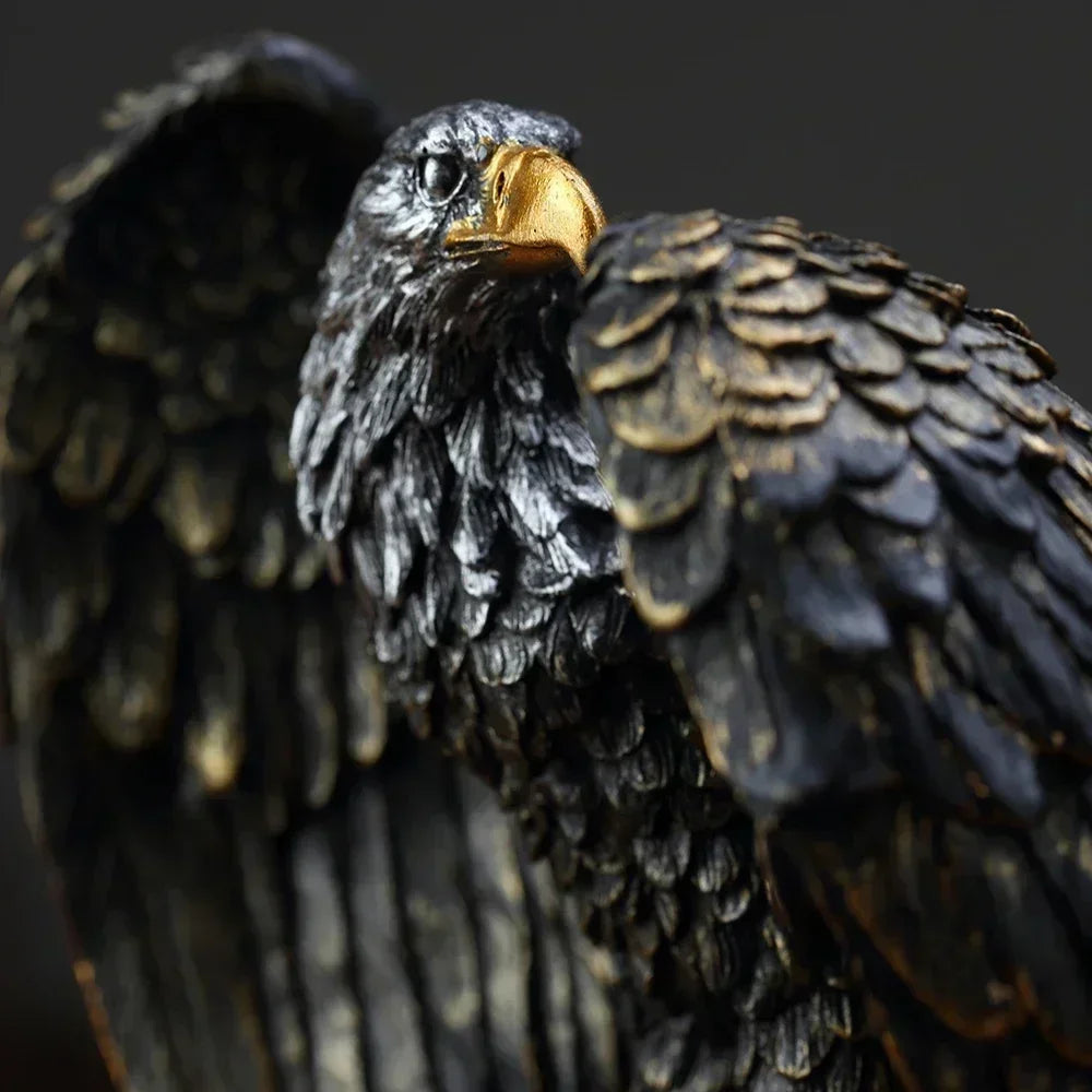 statue aigle plumes détaillées noir doré réaliste métallique intérieur décoration sophistiquée base plate