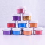 poudres colorées pinceaux décoratifs brosse poils différents outils pâtisserie artisanal pots blancs