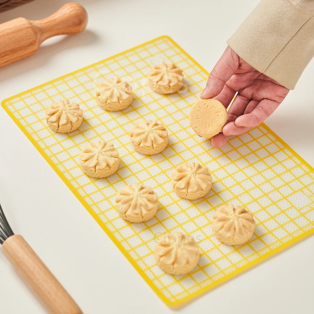 tapis cuisson silicone grille fine moderne antiadhésif bleu jaune biscuits gâteaux pain macarons