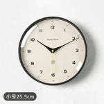 horloge murale quartz aiguille sourdine salon minimaliste visage unique fond blanc numéros noirs cadre