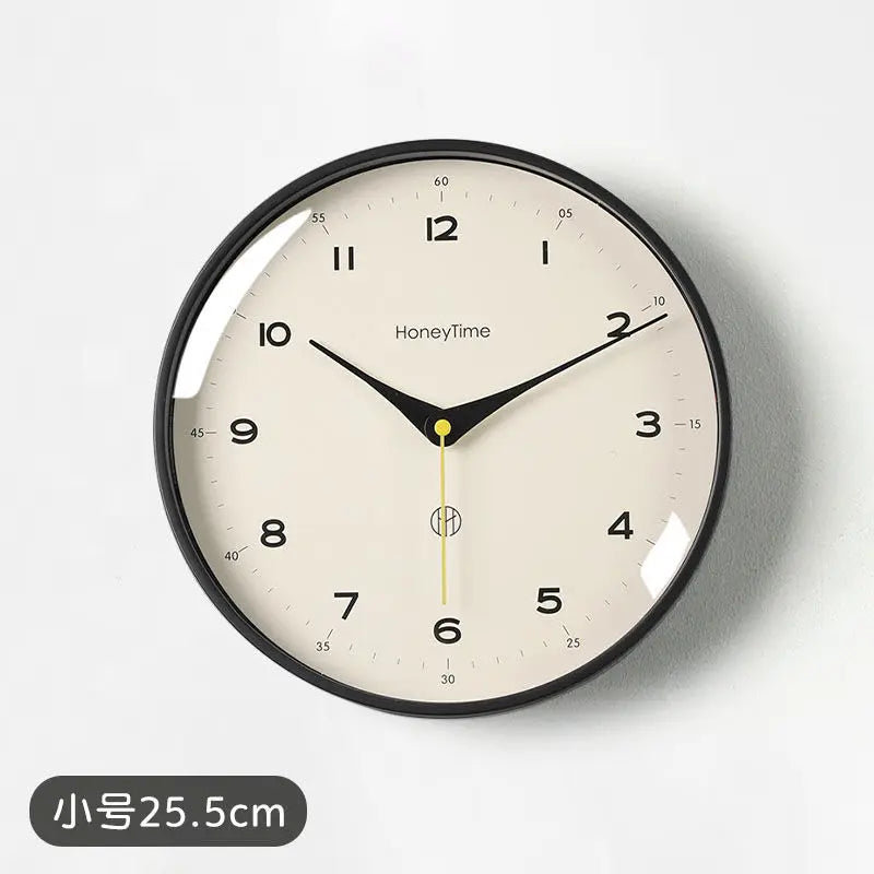 horloge murale quartz aiguille sourdine salon minimaliste visage unique fond blanc numéros noirs cadre
