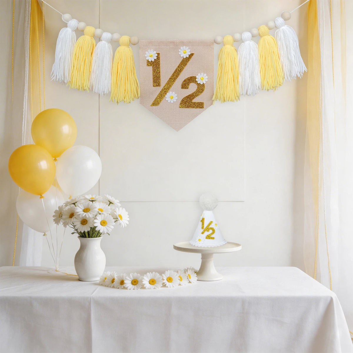 décoration anniversaire bannière chapeau conique fleurs blanches pompons gâteau floral trousseau boisclair