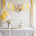 décoration anniversaire bannière chapeau conique fleurs blanches pompons gâteau floral trousseau boisclair