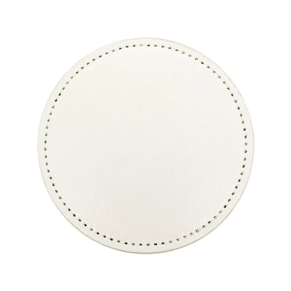 Miroir rond blanc avec de petits points noirs en bordure.