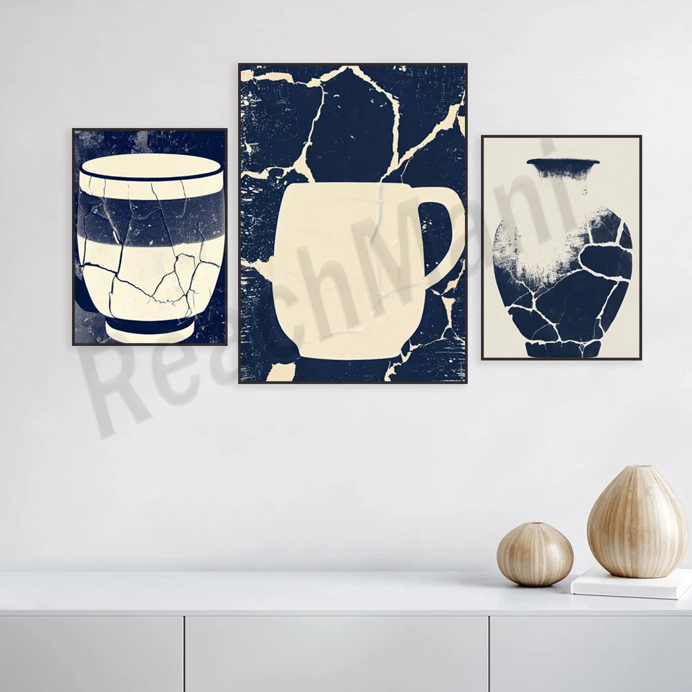 Une élégante configuration de trois cadres artistiques représentant des motifs de céramique noirs et blancs, offrant une atmosphère épurée et sophistiquée dans l'espace.