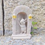 décoration extérieure artisanale porte souris sculptée lanternes dorées gris beige bleuclair
