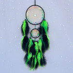 Magnifique attrape-rêves multicouche de couleur verte et noire avec des plumes et des motifs décoratifs.