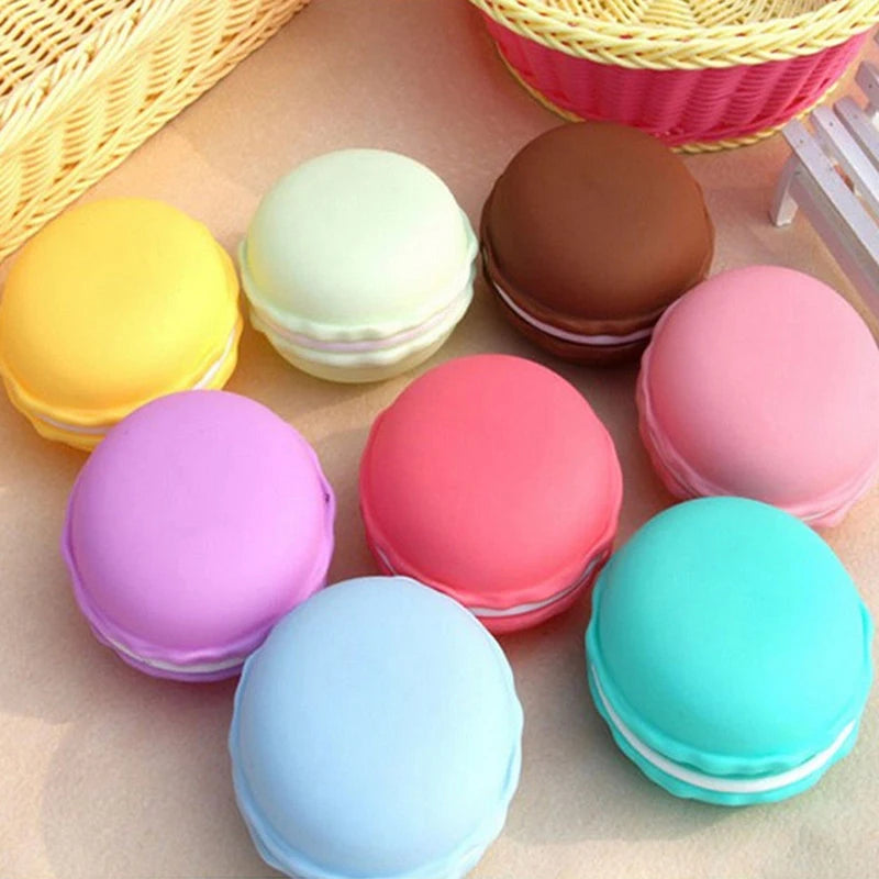 boîtes rangement forme macaron couleurs vert orange rose jaune créatif ludique capsules blanches vertes