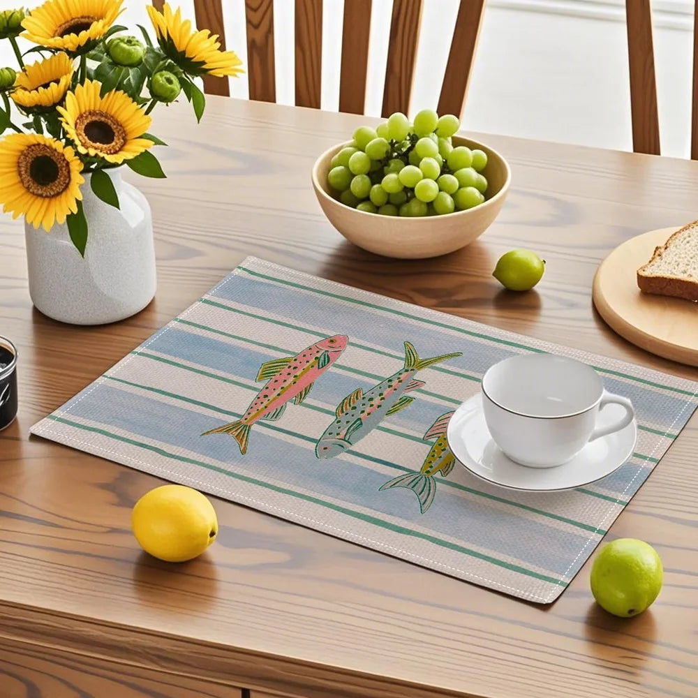 serviettes table bleu clair poissons rayures moderne assiettes cuillères couteaux verre vin fruits fleurs
