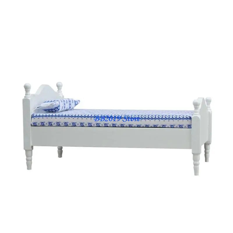 lit miniature maison poupée marron blanc rouge motifs floraux linge lit tête lit décorative