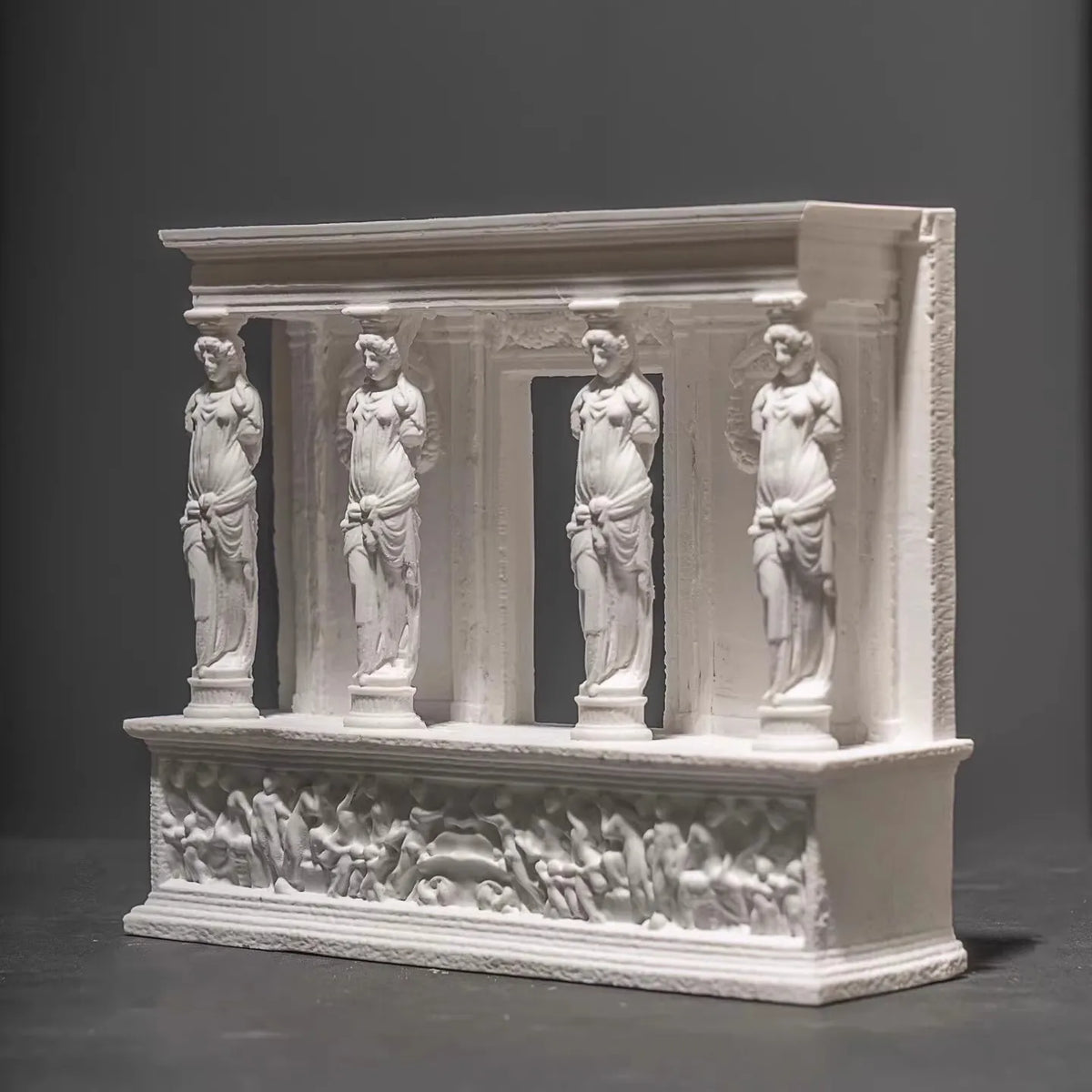statue arc boîte bijoux blanc sculpté détails classique baroque ornemental decor salon