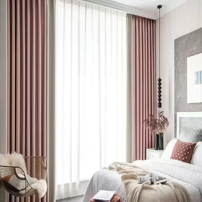 Rideau à ruflette rose et beige installé dans une chambre moderne aux tons neutres, apportant chaleur et douceur.