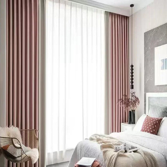 Rideau à ruflette rose et beige installé dans une chambre moderne aux tons neutres, apportant chaleur et douceur.