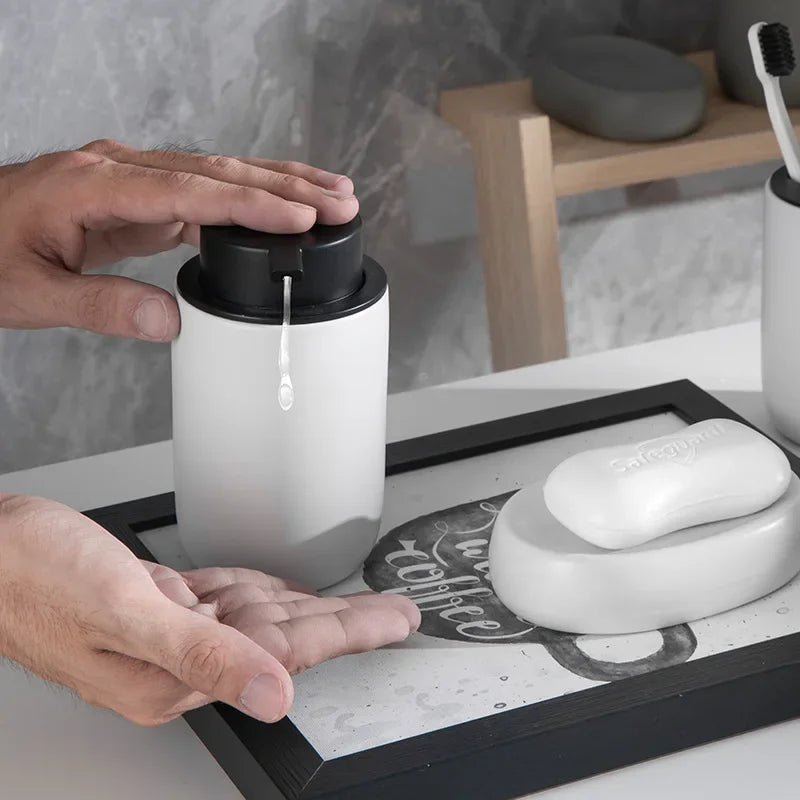 ensemble salle bain noir blanc gris minimaliste tasse distributeur brosse dents savon grille dimensions