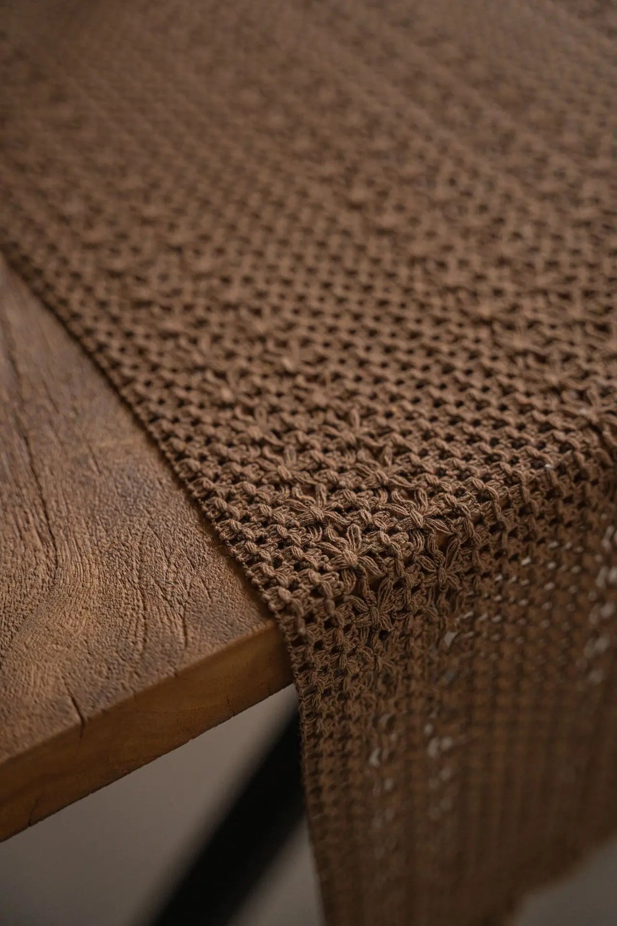 chambre coucher maison table basse solide marron clair motifs géométriques simple rustic artisanal 30x120cm