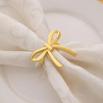 anneaux serviette or argent texture rugueuse moderne fixation minimaliste set table
