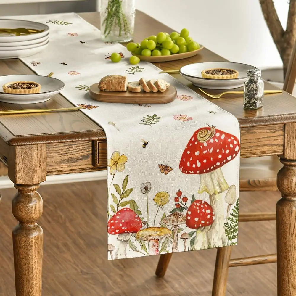 Ce chemin de table décoratif avec motif de champignons et de fleurs sauvages apporte une touche de nature à une table familiale.