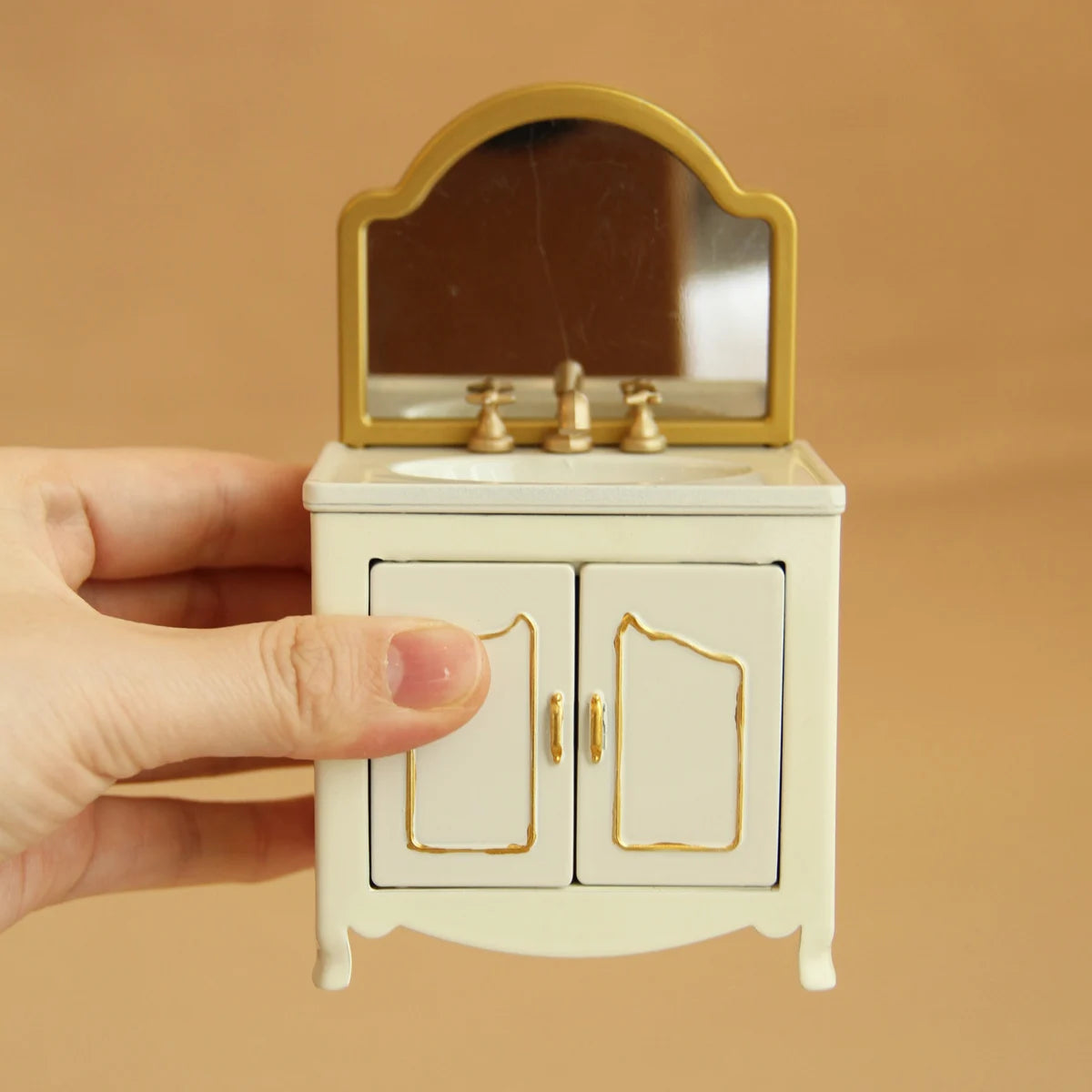 meubles salle bain miniature blanc doré baignoire toilette lavabo classique floral vintage ornement décoration