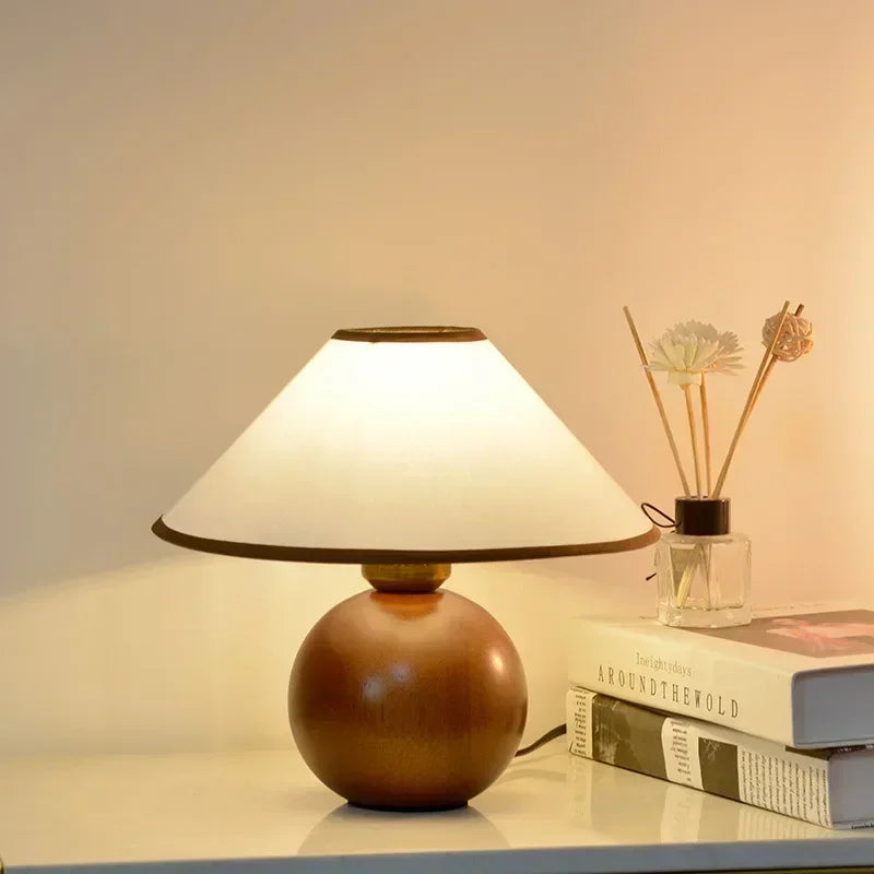 Lampe de chevet rétro avec éclairage vert LED dans une chambre