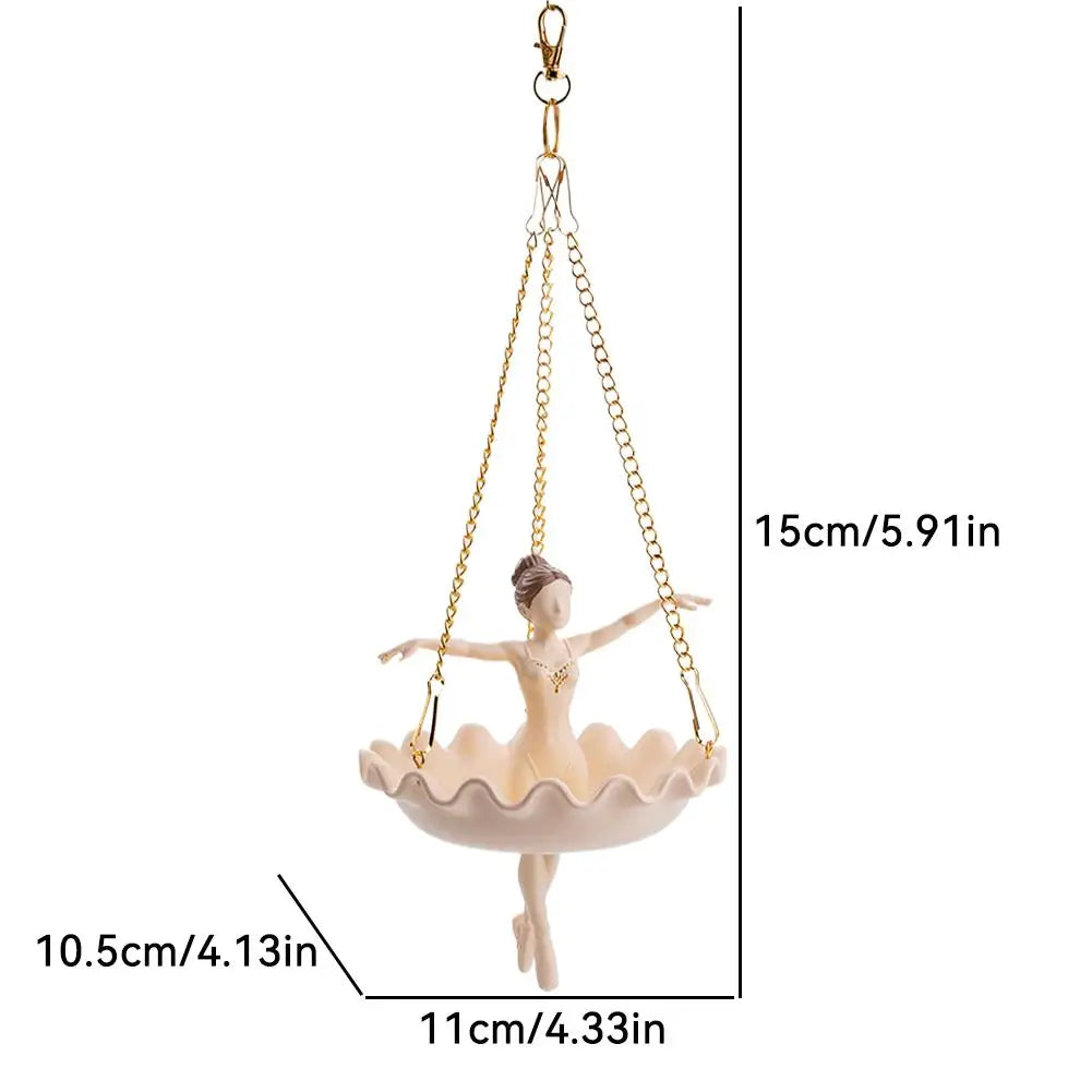pots suspendus sculptés danseuses ballet beige clair bordure ondulée chaînes dorées élégants succulentes grimpantes