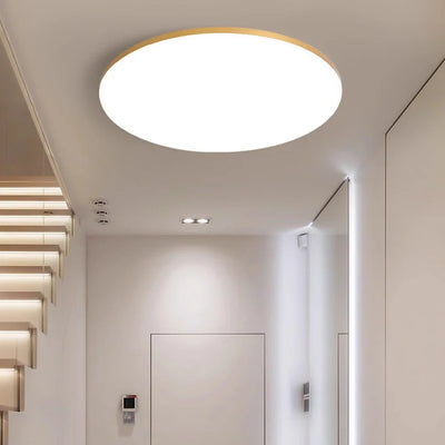 Plafonnier LED ultra-mince noir installé dans une chambre à coucher moderne