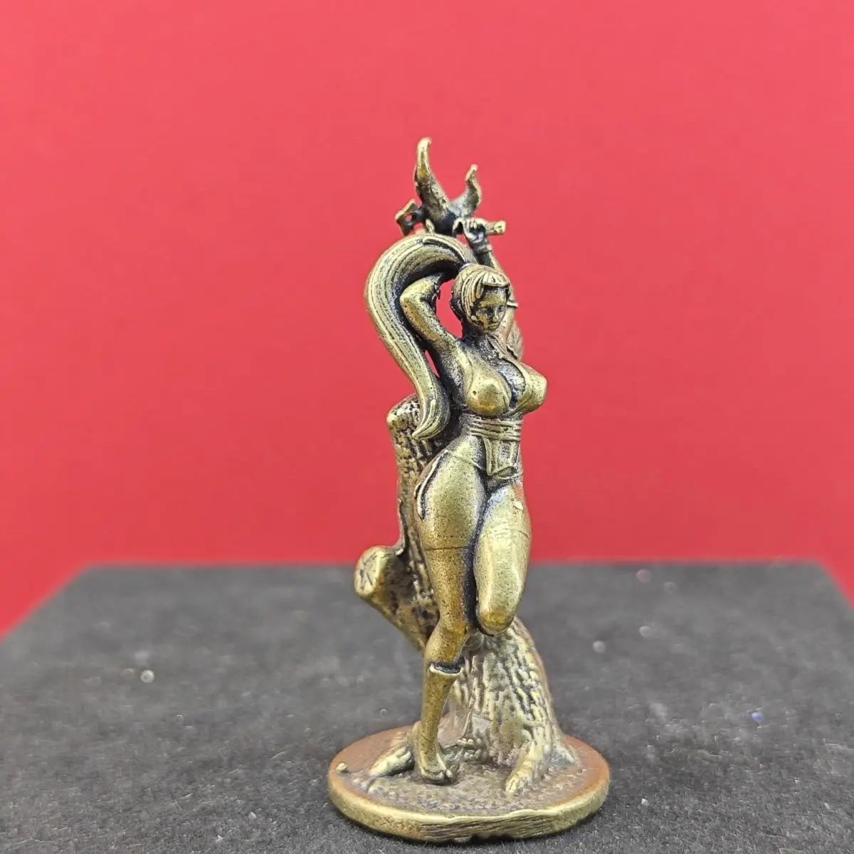 statue miniature femme combat reptile bronze doré détails sculptés base circulaire collection fantaisie ornement