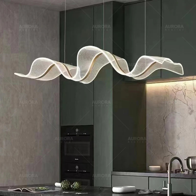 lampe suspendue contemporaine élégante blanc doré texture ondulée brillante chaînes facile chambre salon