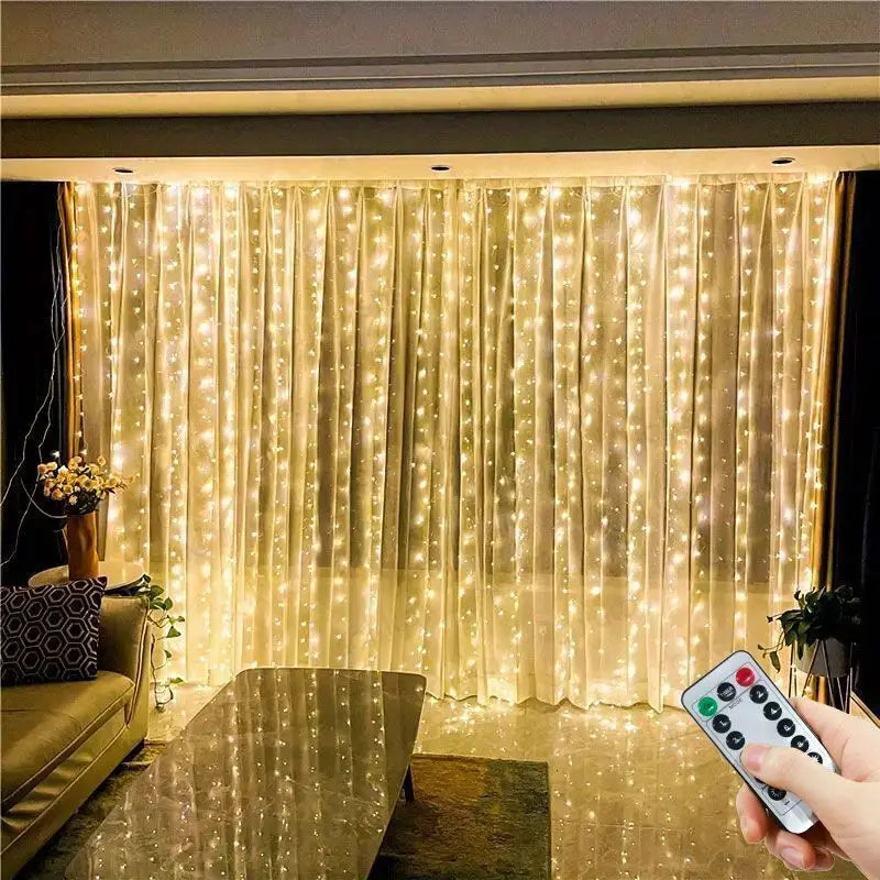 Détail des perles lumineuses en forme de fée sur fil d'argent