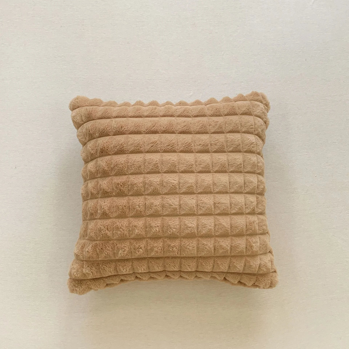 coussins rectangulaires peluche douce rose clair vert pastel lit tissé rayures horizontales moderne respectueux