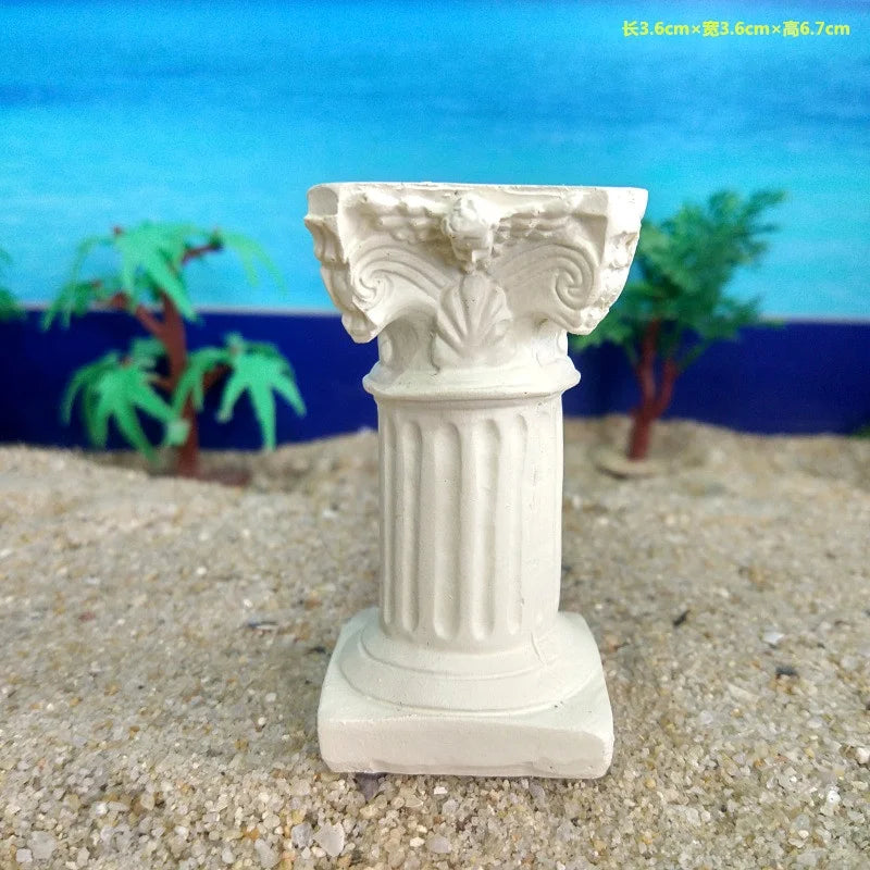 colonnes miniatures ruines antiques blanc crème sculptures architecturales rainures décoratives plage sable