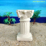 colonnes miniatures ruines antiques blanc crème sculptures architecturales rainures décoratives plage sable