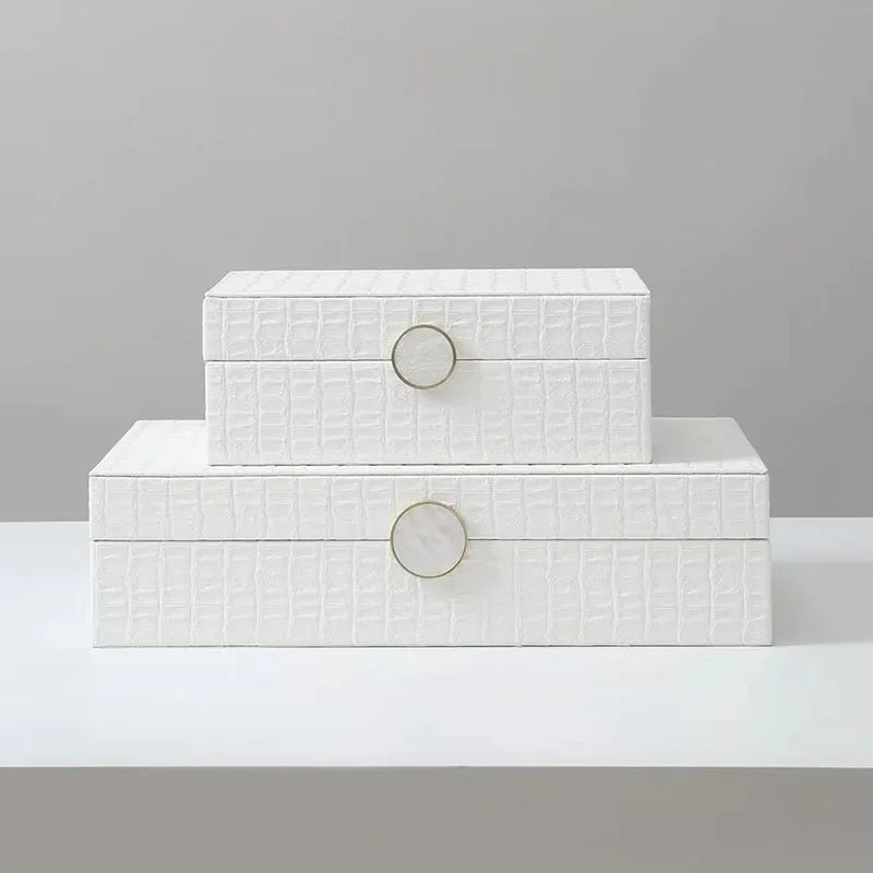 Intérieur de la boîte à bijoux montrant les compartiments de rangement