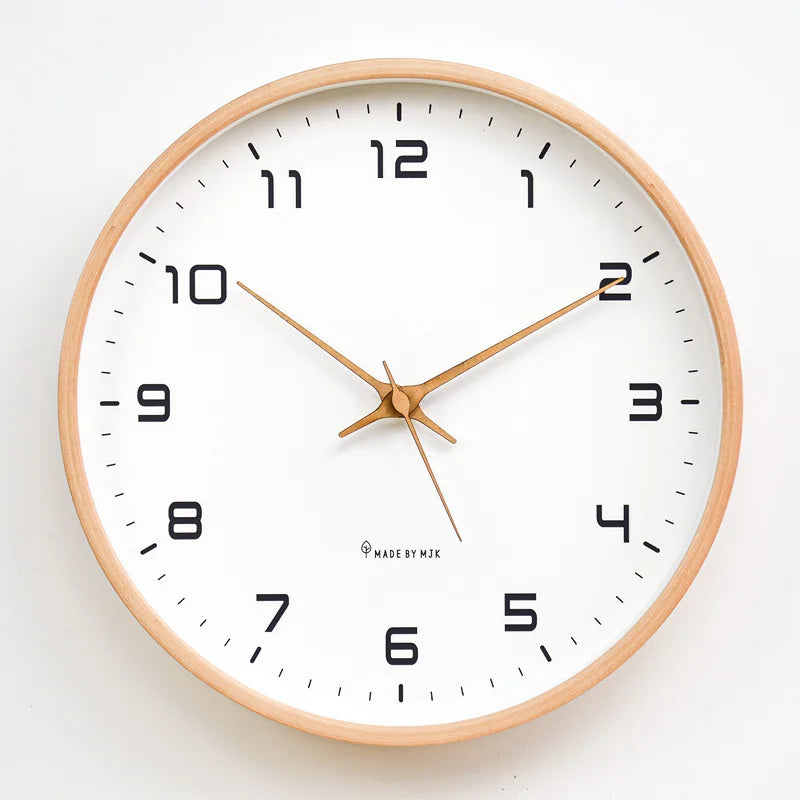 horloge murale bois naturel aiguilles dorées fond blanc minimaliste salon quartz visage unique