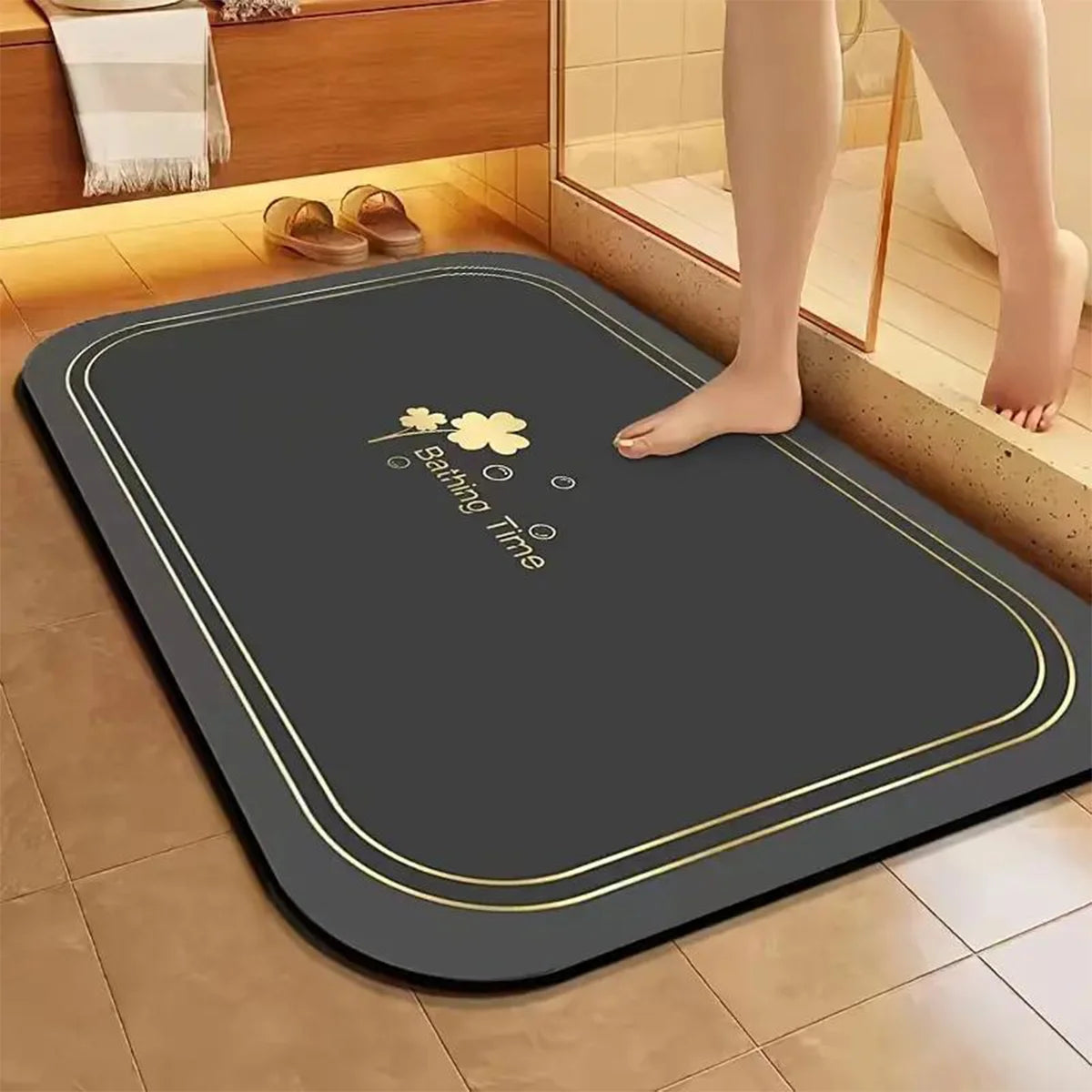 tapis bain antidérapant motifs floraux gris foncé bleu marine bordure dorée moderne textures