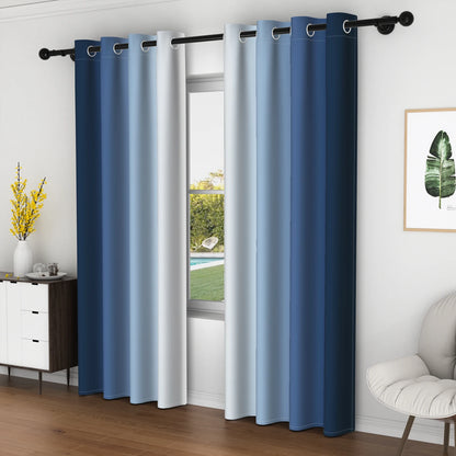 Rideaux bleus et gris fondu installés sur une baie vitrée donnant sur un jardin avec piscine.