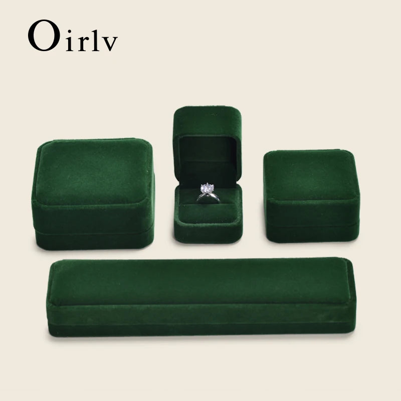 Boîte à bijoux ouverte avec des bijoux rangés à l'intérieur