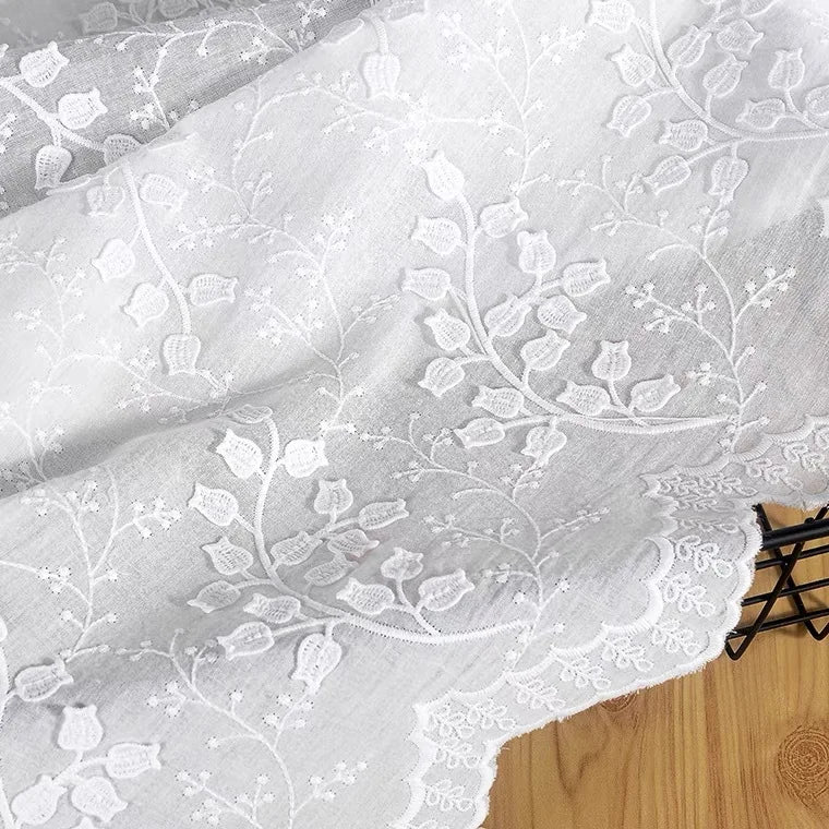 tissu coton blanc floral brodé popeline translucide bricolage couture décoration maison 130cm