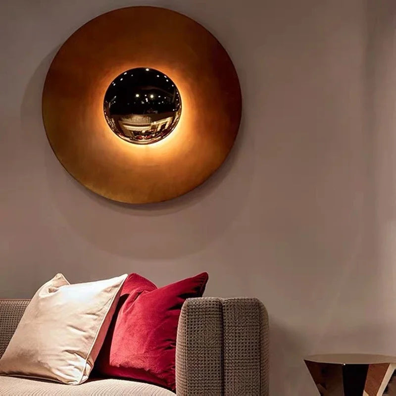 Vue de détail de l'applique murale LED ronde violette avec éclairage doux