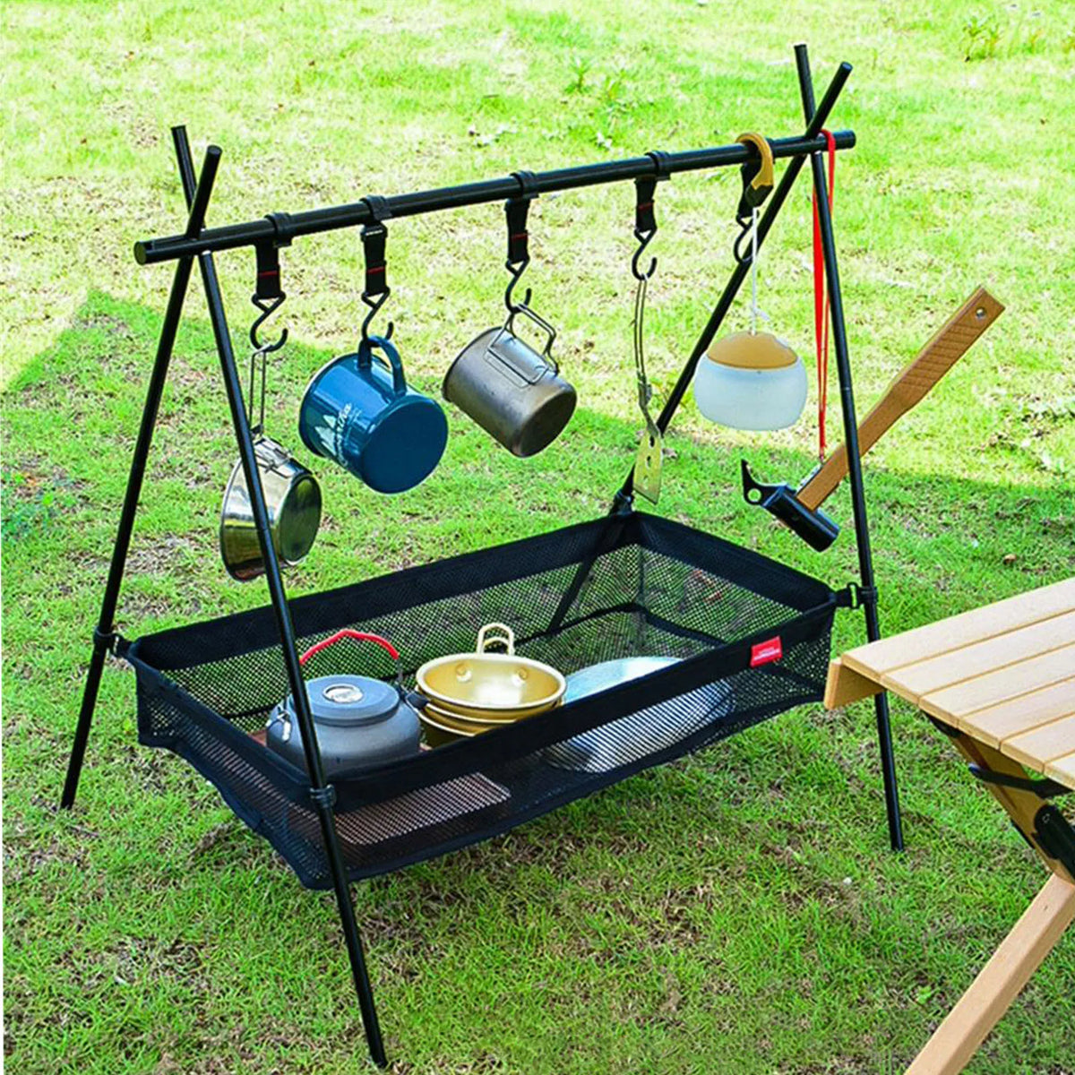 organisateur suspendu camping panier maille noir argenté jaune bleu métal suspensions casserole théière bols