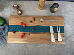 planches découper bois naturel bleu résine artisanale modernes cuillère couteau fourchette citron cerises épices