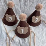 chapeau fête bébé marron velours pompon ruban chiffre imprimé 16cm 11cm anniversaire unisexe opacité