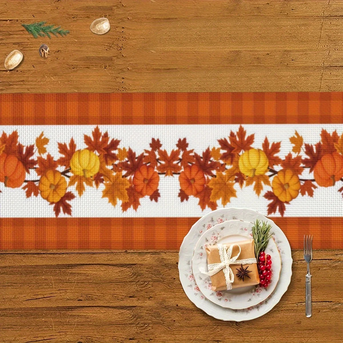 Une décoration d'automne avec des feuilles d'érable tombantes, des citrouilles et une assiette avec un cadeau enveloppé.