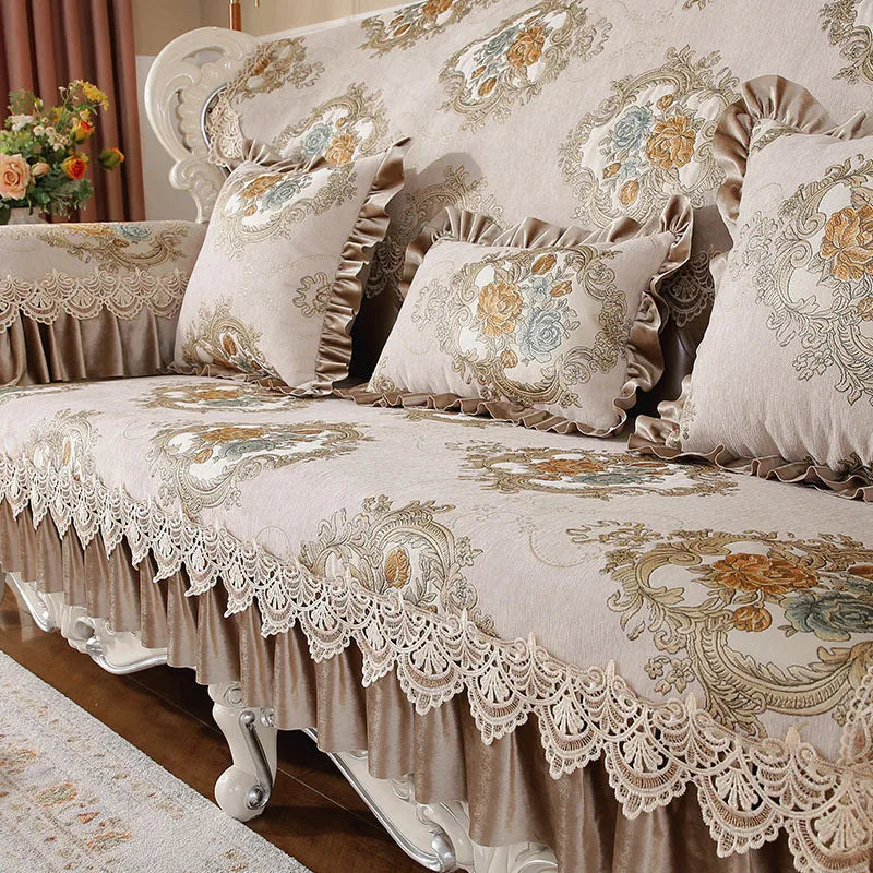 Ensemble de literie de luxe au motif floral élégant, aux ornements dorés et aux finitions en dentelle, créant une ambiance chaleureuse et raffinée dans la chambre.