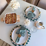 porte serviettes tressés rustique bohème nappes blanches vertes assiettes fleurs eucalyptus