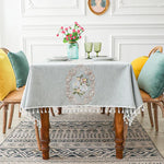 nappe table rectangulaire broderie fleurs rose gris franges élégante décoration maison mariage banquet