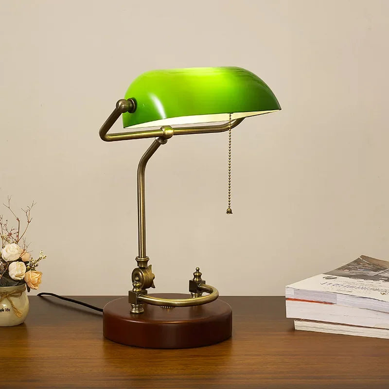 lampe vintage bois abat jour vert texture lisse opacité fixations anciennes chambre étude