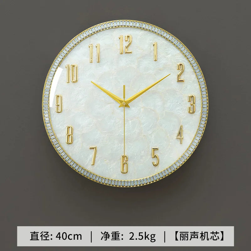 horloge murale moderne nacrée motifs veinés blanc doré irisation verte rose bleue