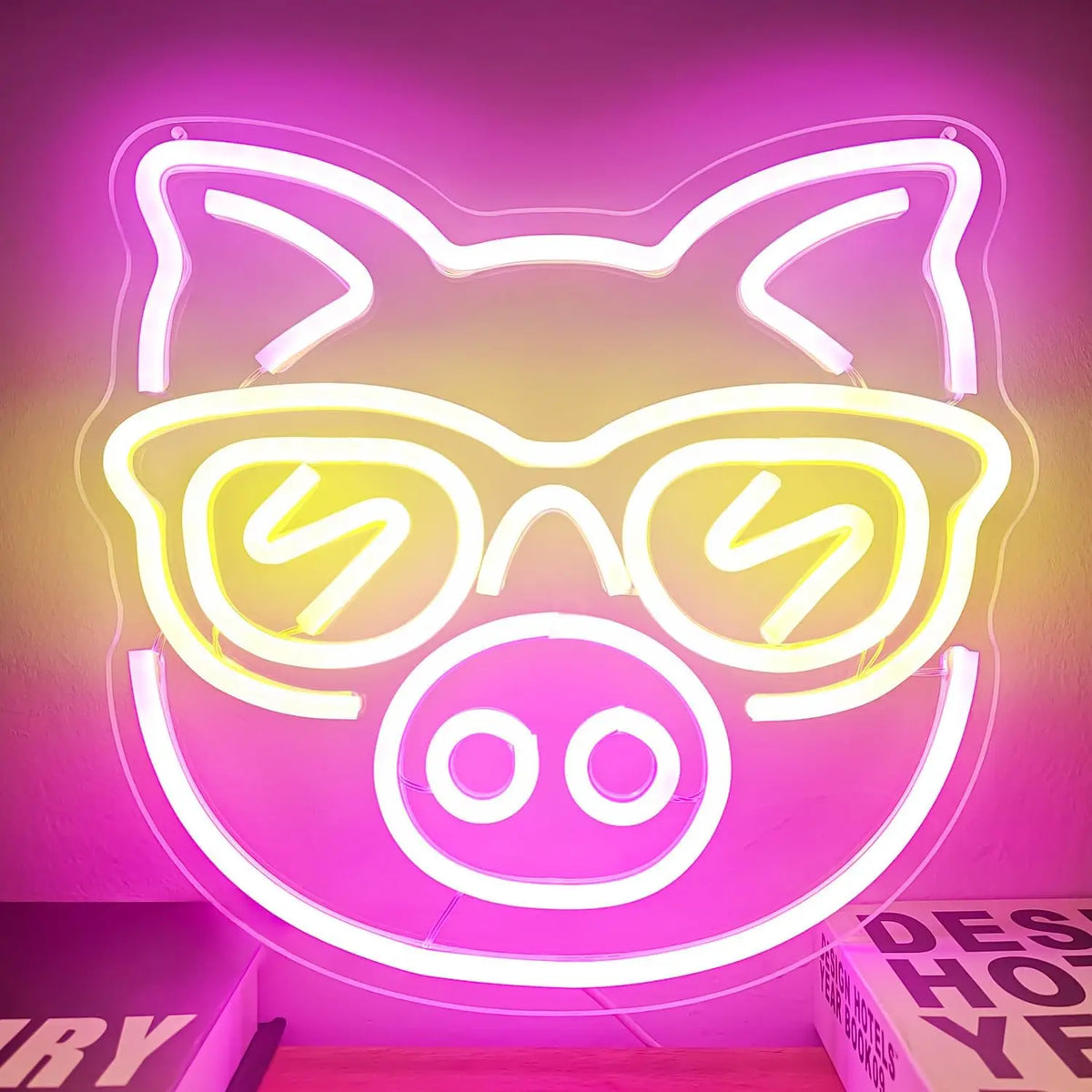 lampe néon cochon lunettes violet blanc jaune moderne intérieur extérieur led enfant chambre deco