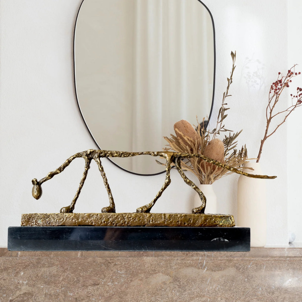 sculpture animaux félin bronze doré texture rugueuse moderne décoration intérieure base noire unique collection