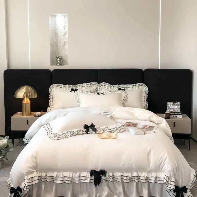 Housse de couette blanche chic à volants multicouches sur un lit